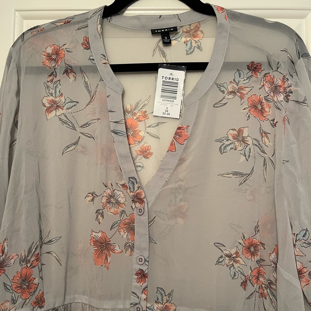 3/4” Sleeve & Hi-Low Floral Blouse